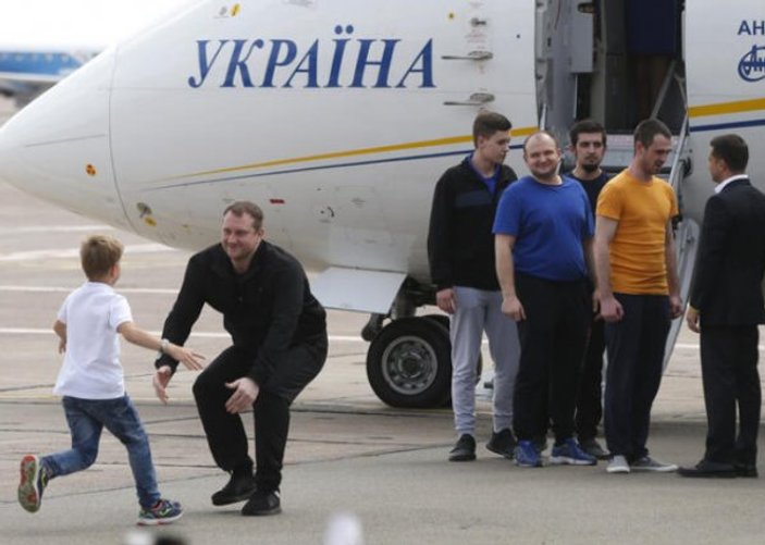 Ukraynalı siyasi tutukluları Zelenskiy karşıladı