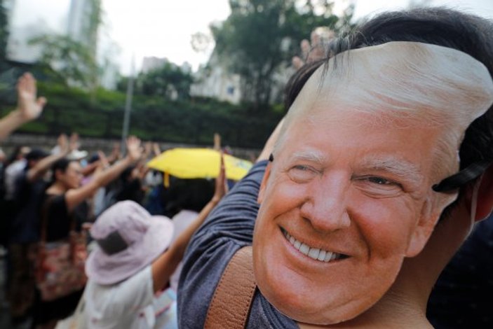 Hong Konglu göstericiler Trump'tan yardım istedi