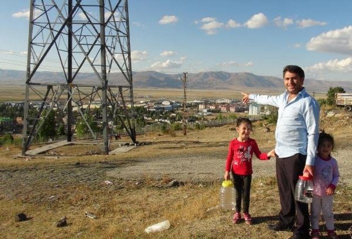 Erzurum'da onlarca çocuk elektrik direğinde sallanıyor