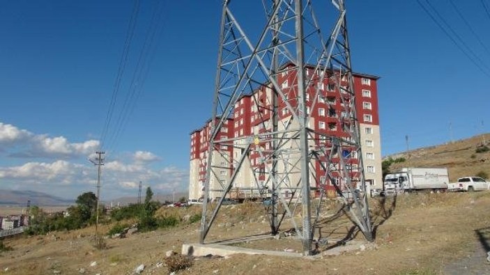 Erzurum'da onlarca çocuk elektrik direğinde sallanıyor