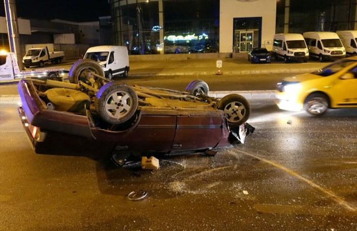 Alkollü sürücü cep telefonunu ararken kaza yaptı