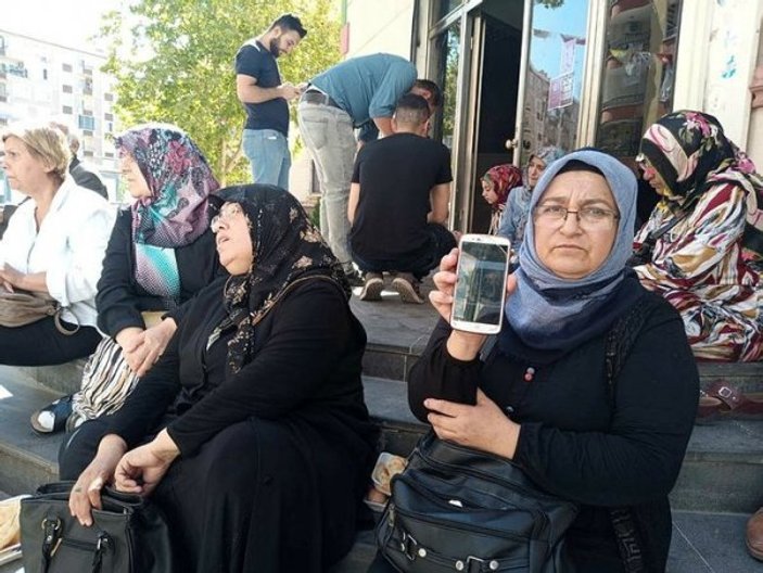 HDP binasının önünde eylem yapan aileler koruma altında