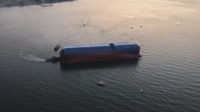 Araba taşıyan yük gemisi ABD açıklarında alabora oldu
