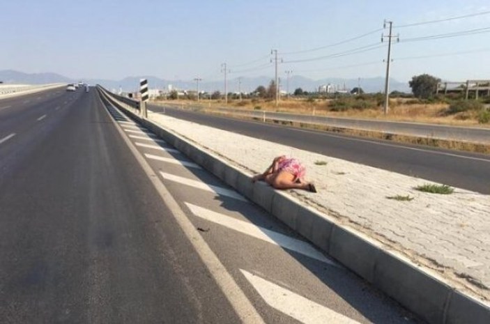 Antalya'da yol kenarında sızıp kalan kadın