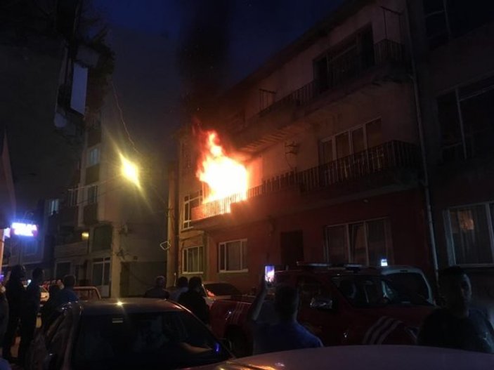Çorlu'da üç katlı binada yangın