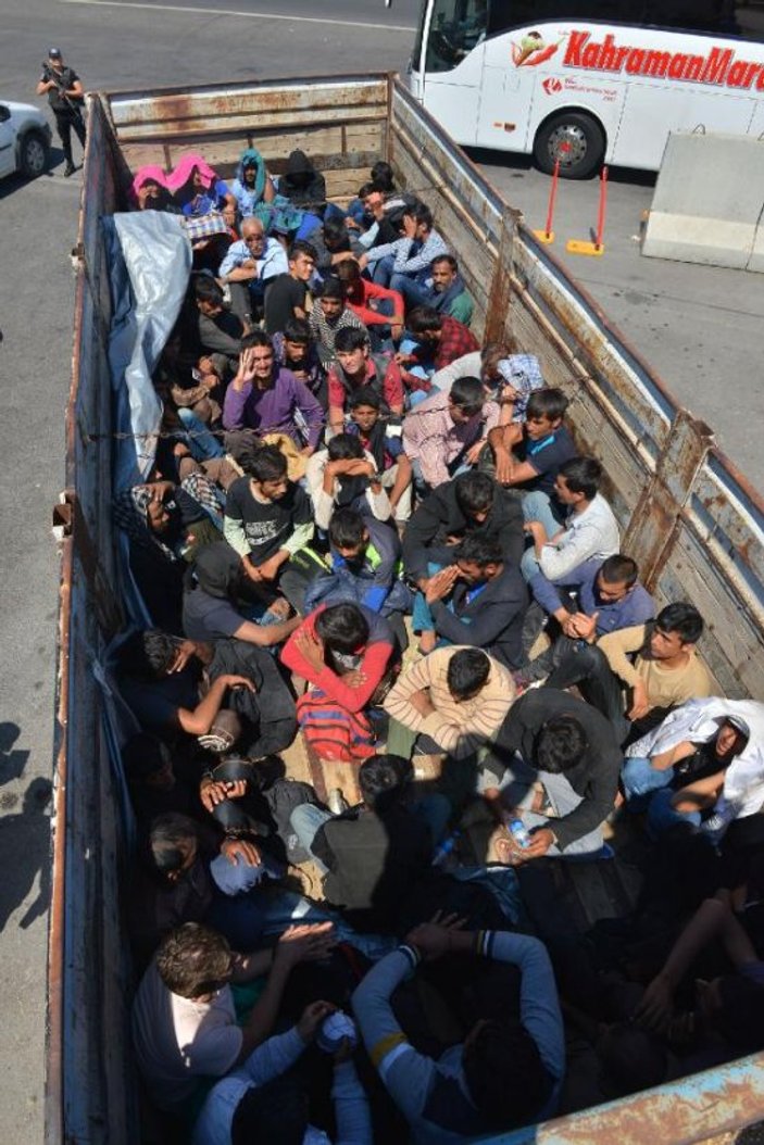 Kamyon kasasından 61 göçmen çıktı