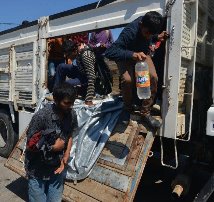 Kamyon kasasından 61 göçmen çıktı