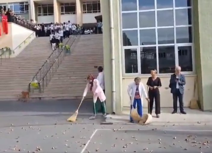 Kadıköy Anadolu Lisesi mezunları simit atmayı savundu