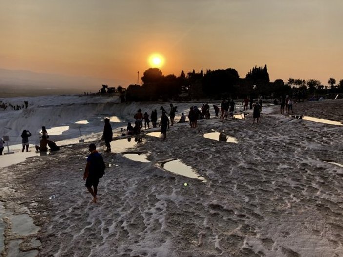 Pamukkale, turistleri gün batımıyla mest ediyor