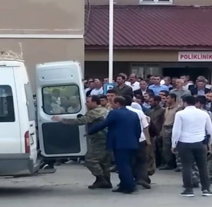 Bitlis'te minibüs şarampole uçtu