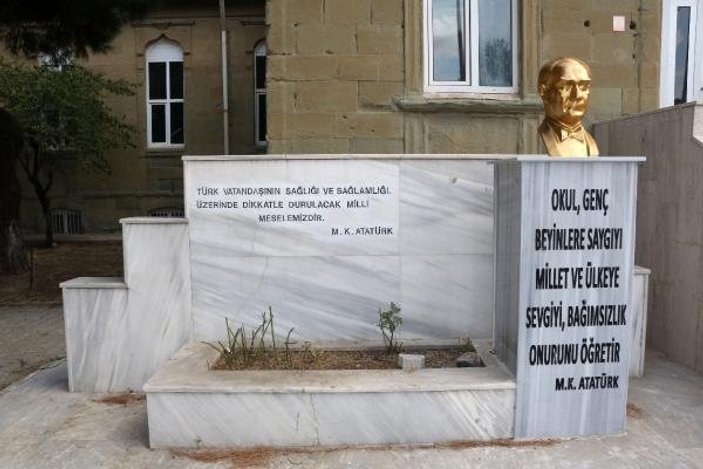 Edirne'deki bir okulda Atatürk büstü yerde görüldü
