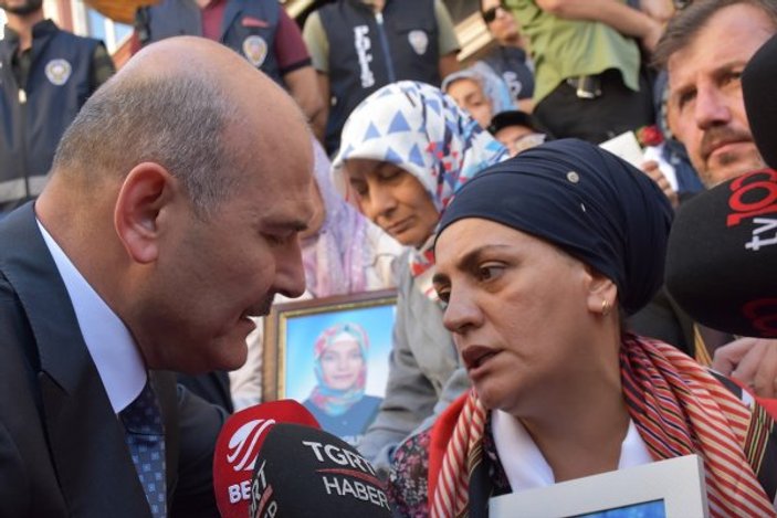 Bakan Soylu'dan Diyarbakır'da eylem yapan annelere ziyaret