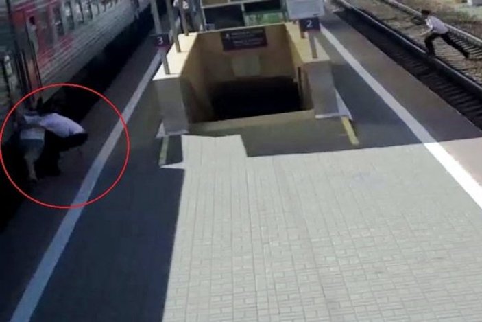 Rusya'da yaşlı adam trenin altında kalıyordu