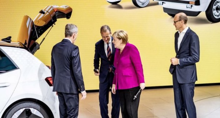 Angela Merkel, Frankfurt Otomobil Fuarı’nı açtı