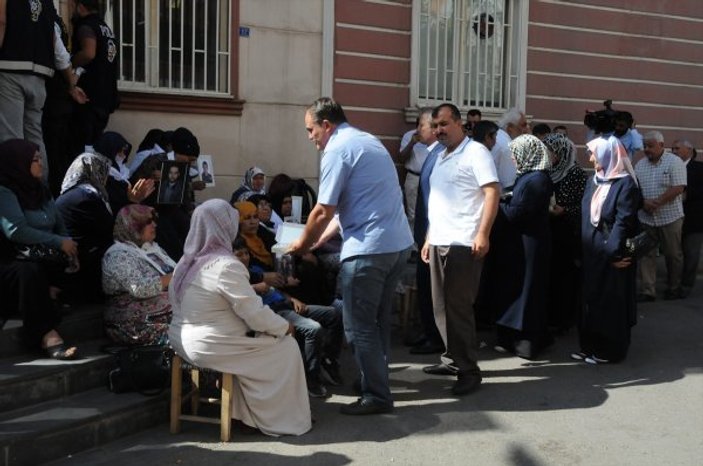 Diyarbakır'daki ailelerin oturma eylemi 11'inci gününde