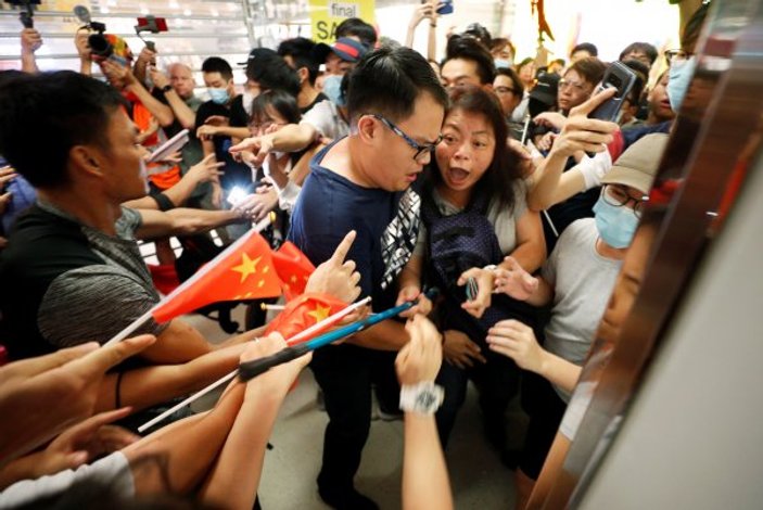 Hong Kong'da protestocular ile Çin yanlıları kavga etti