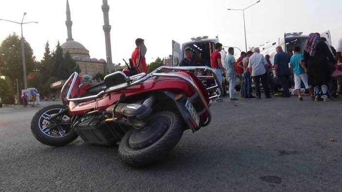 Kırmızı ışıkta geçip motosikletlere çarptı: 4 yaralı