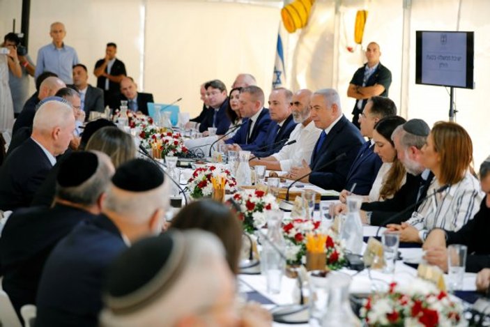 Netanyahu ve kabinesi Batı Şeria'da poz verdi