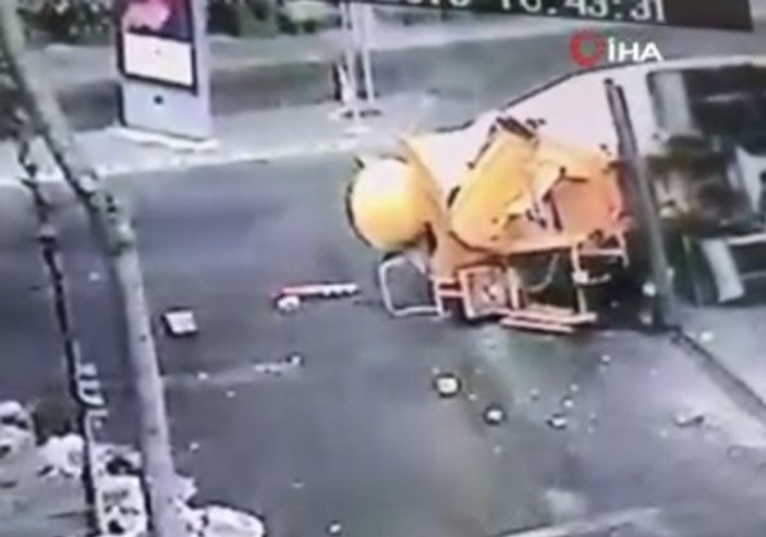 İstanbul'da beton mikseri kayganlaşan yolda devrildi
