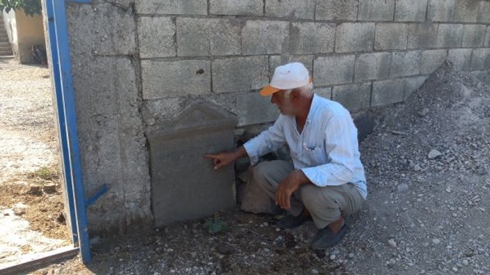 Gaziantepli adam tarihi mezar taşından duvar yaptı