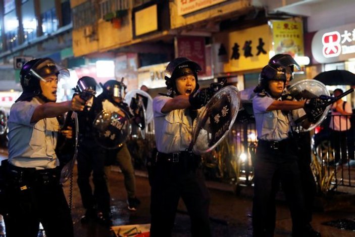 Hong Kong polisine sertleşin çağrısı