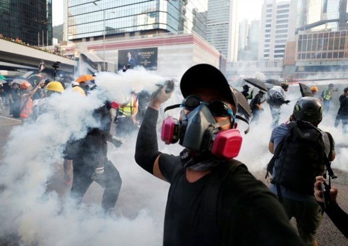 Hong Kong polisine sertleşin çağrısı