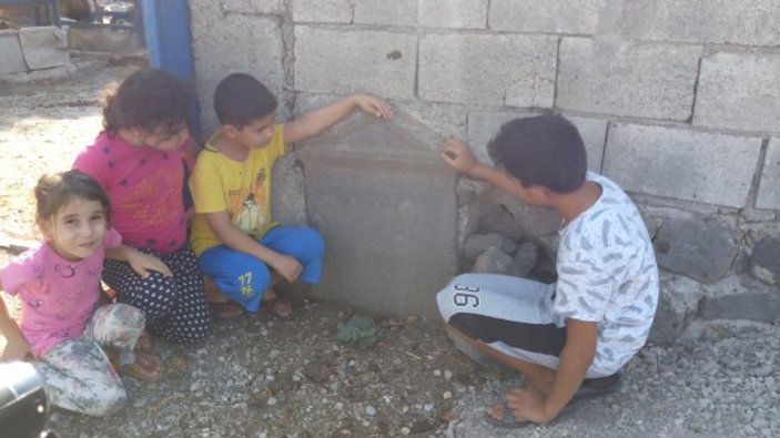 Gaziantepli adam tarihi mezar taşından duvar yaptı