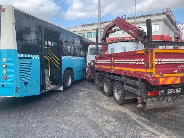 Ümraniye'de kamyon, özel halk otobüsüne çarptı
