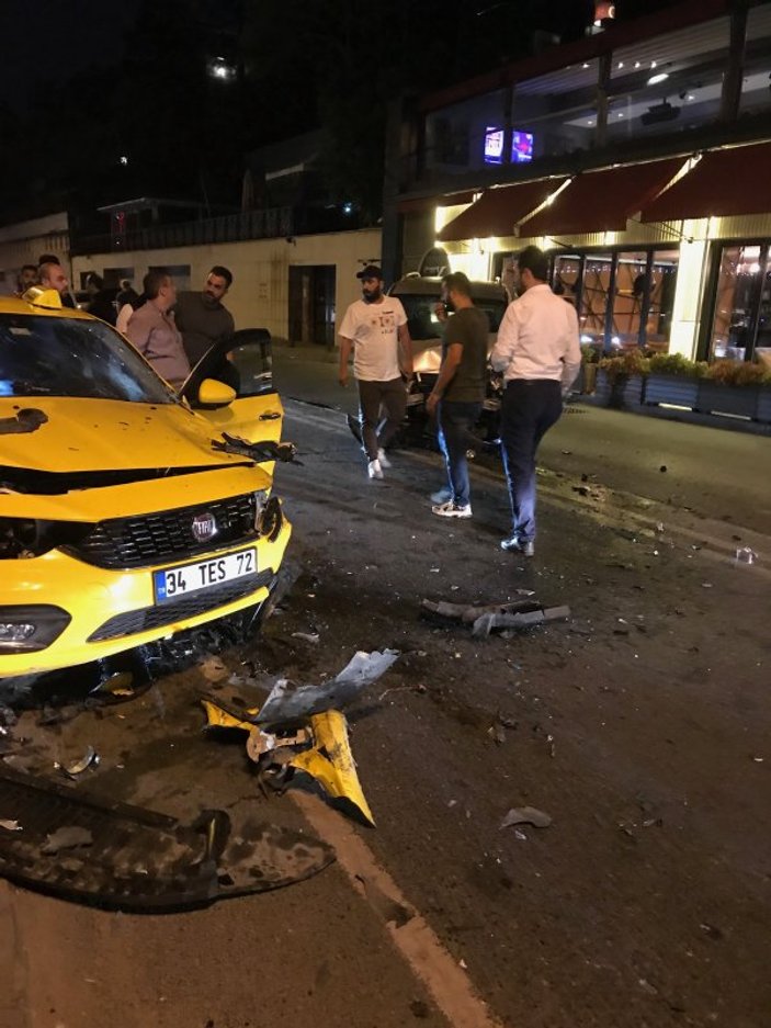 İstanbul'da alkollü sürücü süratle taksiye çarptı