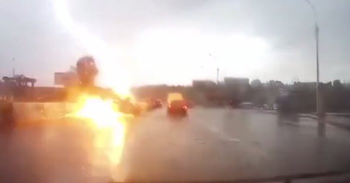 Rusya'da trafikte ilerleyen bir otomobile yıldırım çarptı