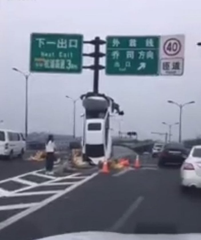 Çin'de kararsız sürücünün tuhaf kazası