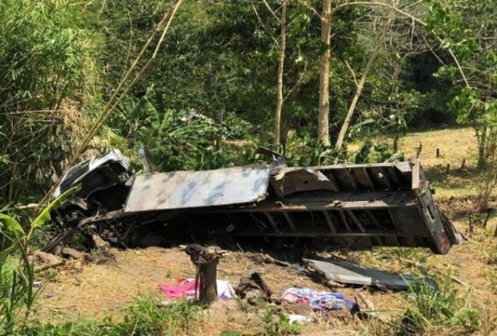 Filipinler’de kamyon uçurumdan yuvarlandı: 20 ölü