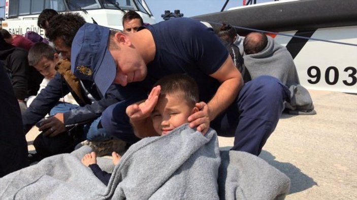 Botları batan mültecileri Sahil Güvenlik kurtardı