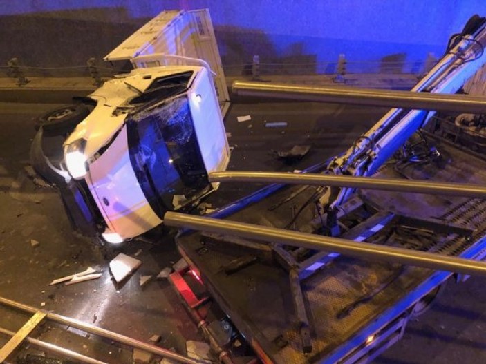 Ankara'da kamyonet bariyerlerden uçtu: 2 yaralı