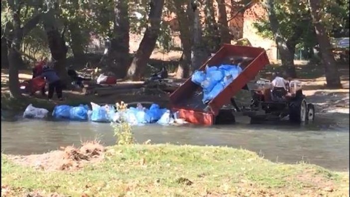 Kütahya'da sürücü traktörle çöpleri çaya boşalttı