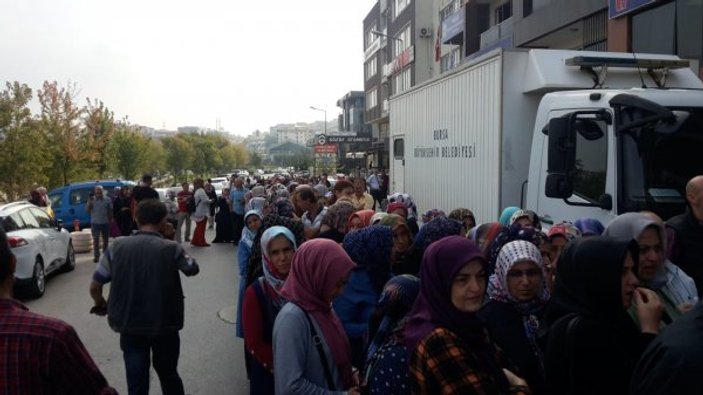 Bursa'da binlerce kişi iş için saatlerce sıra bekledi