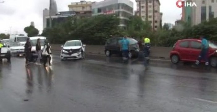İstanbul'da yağmur yüzünden 6 araç birbirine girdi