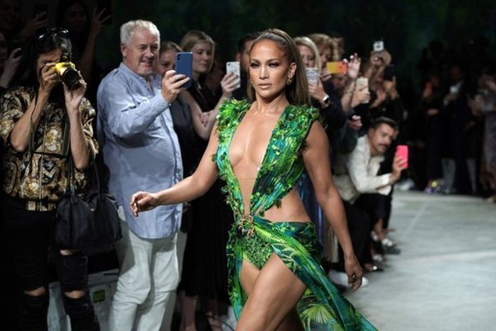 Yeşil elbiseli Jennifer Lopez, podyumu salladı