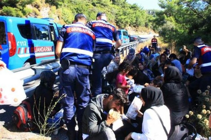 Muğla'da göçmenlerin olduğu minibüs kaza yaptı
