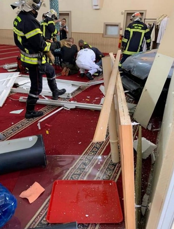 Fransa'da camiye araçlı saldırı