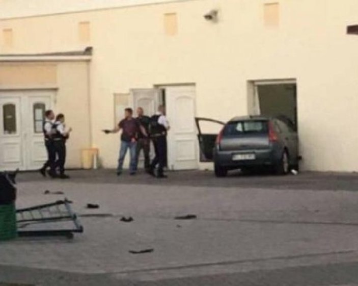 Fransa'da camiye araçlı saldırı