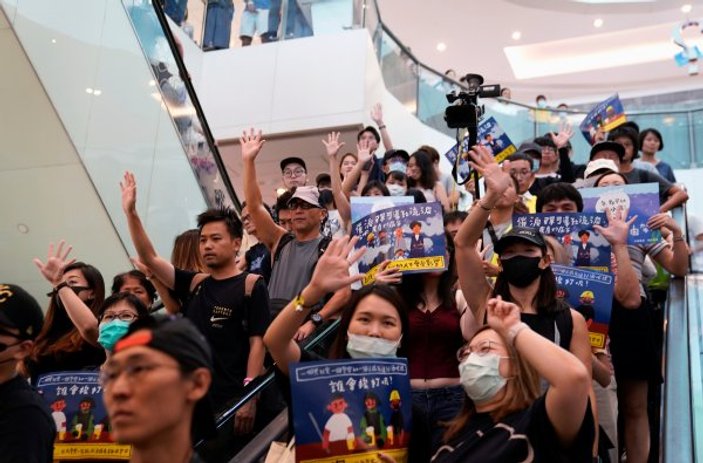 Hong Kong'da polis ve göstericilerin çatışması sürüyor