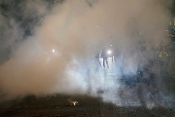 Hong Kong'da polis ve göstericilerin çatışması sürüyor