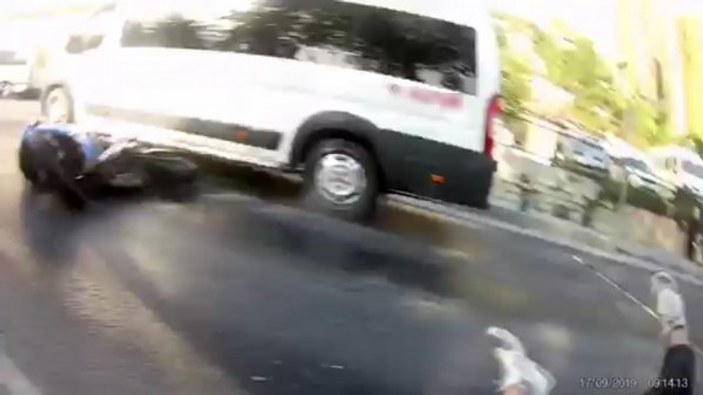 İstanbul'da motosikletli gencin sürüklendiği an kamerada