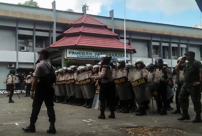 Endonezya’da protestocular binaları ateşe verdi: 20 ölü