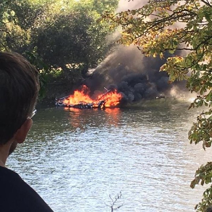 Thames Nehri’nde tekne yandı, yolcular nehre atladı