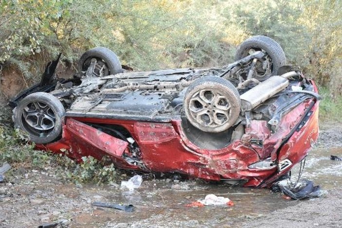 Otomobil dere yatağına uçtu: 1'i çocuk 2 kişi öldü
