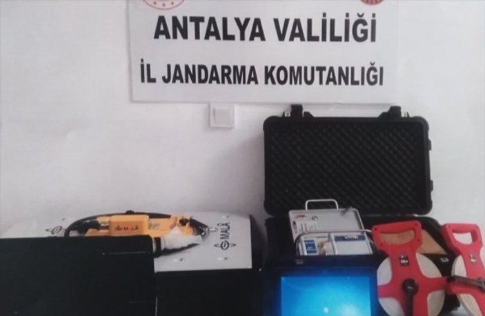 Antalya'da kaçak kazı yapan 32 kişi yakalandı