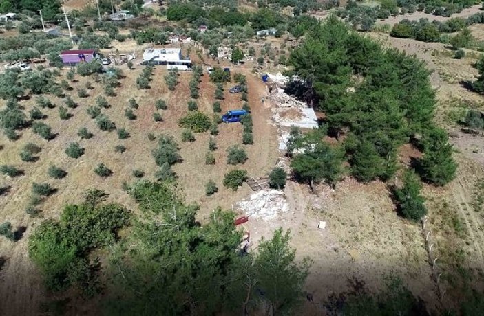 İzmir'de satılığa çıkarılmış kaçak yapılar yıkıldı