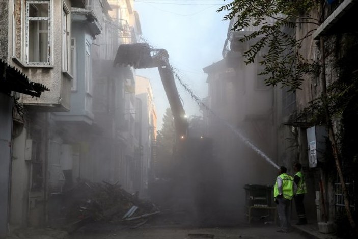 Balat'ta hasar gören 3 bina kontrollü bir şekilde yıkıldı